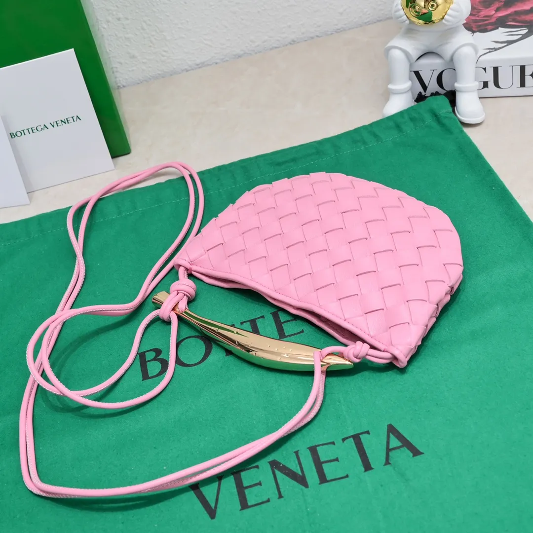 Batch of 1260 BV Mini Sardine is coming‼ ️Super high-end, stainless steel hardware + 24k real gold plating process, fish scales (concave and convex positions) are the finishing touch, the sardine bag that can be carried cross-body is completely beautiful to the heart. The metal element handle and weaving are perfectly combined to completely integrate the artistic sense and elegance and fashion. It is really like a work of art🏺The large size is elegant, the small size is exquisite and cute, a must-have item for fashionistas, and the details are perfectly reproduced. Style number: 6680# Size 20*12*2.5